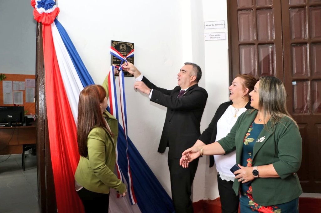 MECpy's tweet photo. Con la presencia del ministro de Educación @NicoZ2018, otras autoridades, técnicos y estudiantes, fue inaugurada la nueva sede de la Dirección de Educación Capital 🙌 https://t.co/cebcyEwMMT