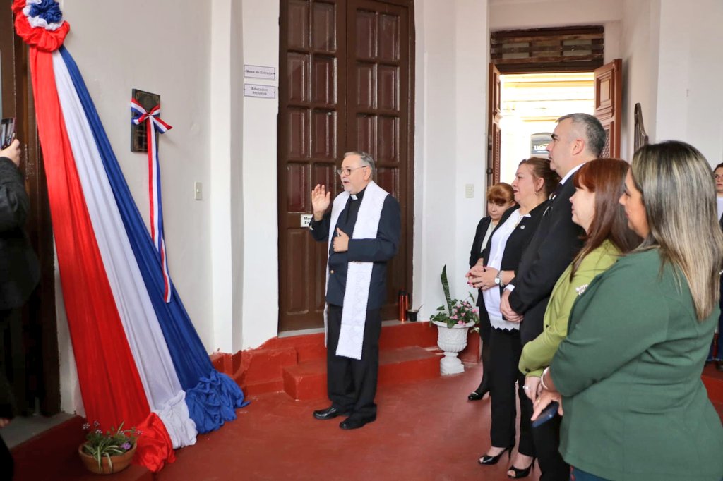 MECpy's tweet photo. Con la presencia del ministro de Educación @NicoZ2018, otras autoridades, técnicos y estudiantes, fue inaugurada la nueva sede de la Dirección de Educación Capital 🙌 https://t.co/cebcyEwMMT