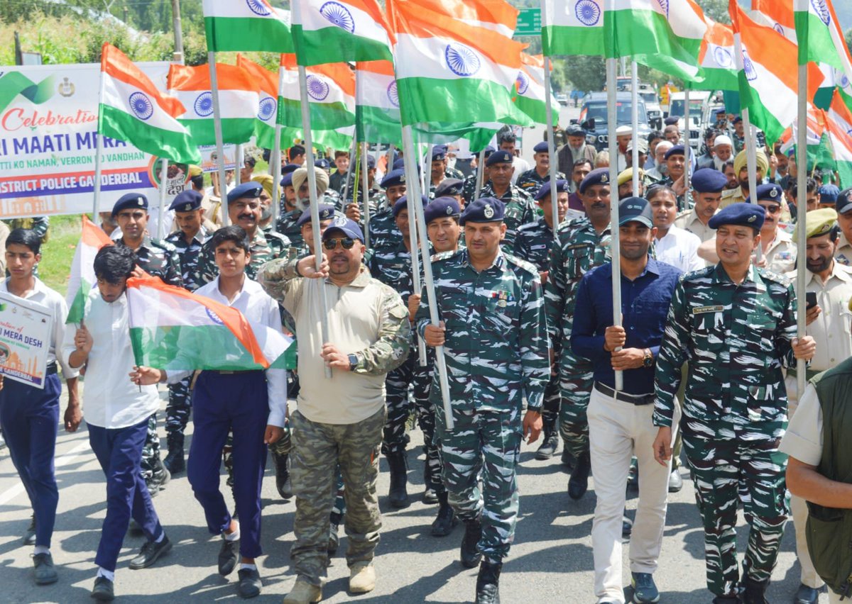 118bncrpf's tweet photo. An interaction session followed by Tiranga Yatra was organized by CRPF 118 GUND GANDERBAL, under the series of campaigning "MERA MITTI MERA DESH".
Local police, large no. of local students, Teachers and prominent civilians participated with all zeal and enthusiasm. https://t.co/8HAD20d99t