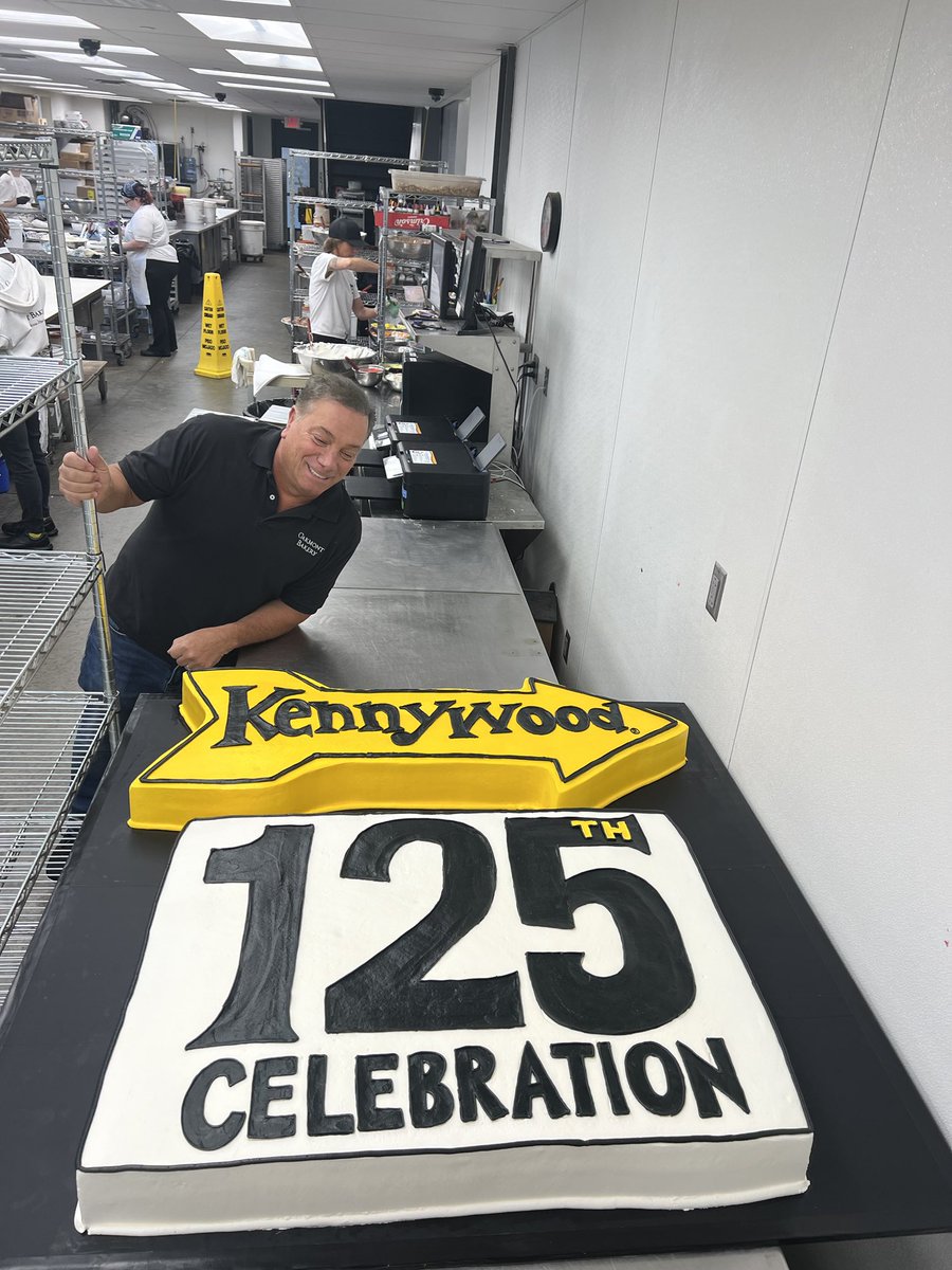 Marty Griffin (@martygriffinkd) on Twitter photo Amazing job Oakmont Bakery!!
Marc Serrao rocks!
A cake for 400!
<a href="/KDKARadio/">100.1 FM and AM 1020 KDKA</a> Amazing job Oakmont Bakery!!
Marc Serrao rocks!
A cake for 400!
<a href="/KDKARadio/">100.1 FM and AM 1020 KDKA</a>
