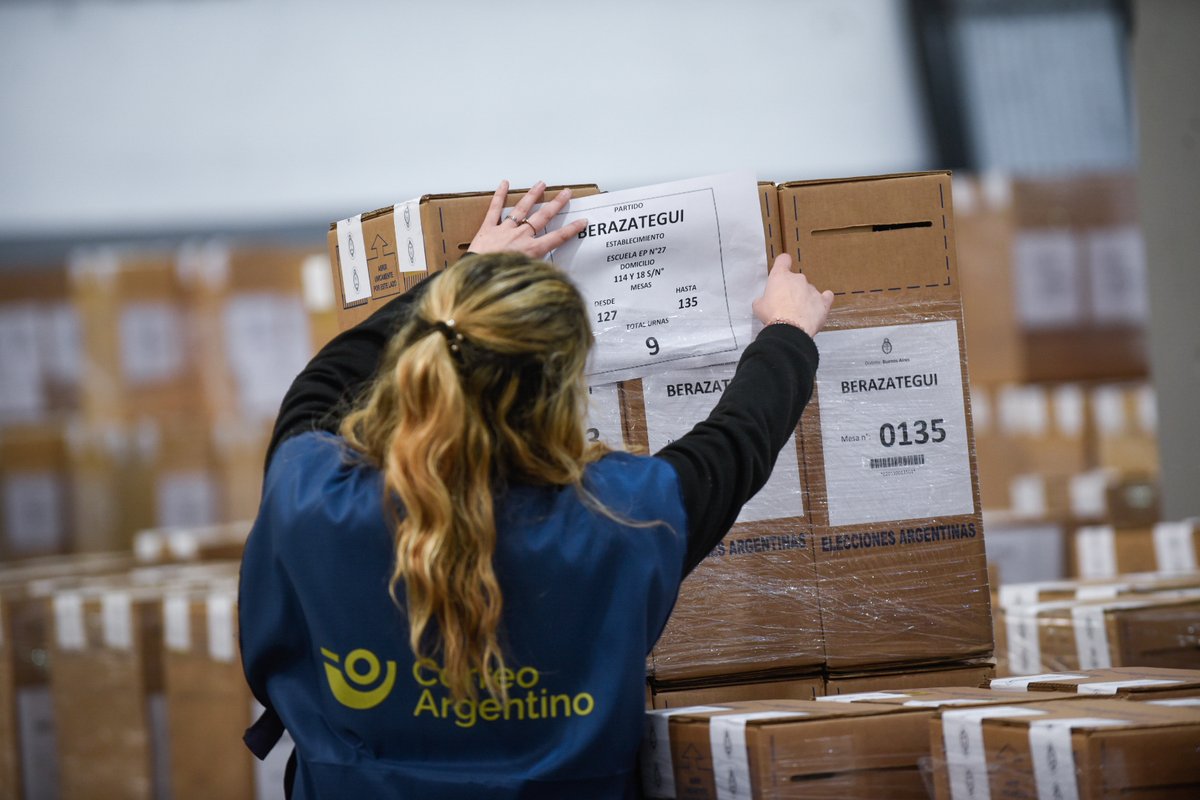 CorreoOficialSA's tweet photo. 🗳️ Así nos encargamos del preparado de las 104.532 urnas que serán distribuidas a los 17.432 locales de comicios habilitados en todo el país. 

#CorreoDeBandera 🇦🇷 https://t.co/MjxUD0svol