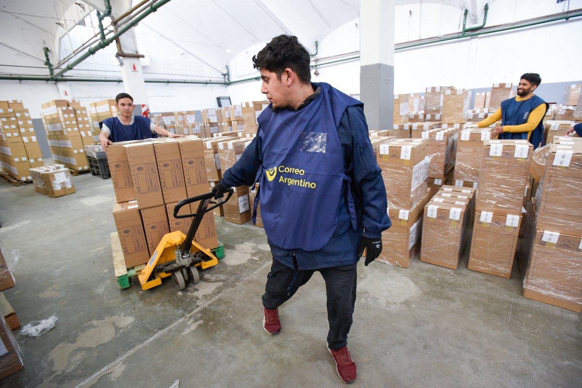CorreoOficialSA's tweet photo. 🗳️ Así nos encargamos del preparado de las 104.532 urnas que serán distribuidas a los 17.432 locales de comicios habilitados en todo el país. 

#CorreoDeBandera 🇦🇷 https://t.co/MjxUD0svol