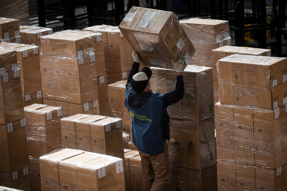 CorreoOficialSA's tweet photo. 🗳️ Así nos encargamos del preparado de las 104.532 urnas que serán distribuidas a los 17.432 locales de comicios habilitados en todo el país. 

#CorreoDeBandera 🇦🇷 https://t.co/MjxUD0svol