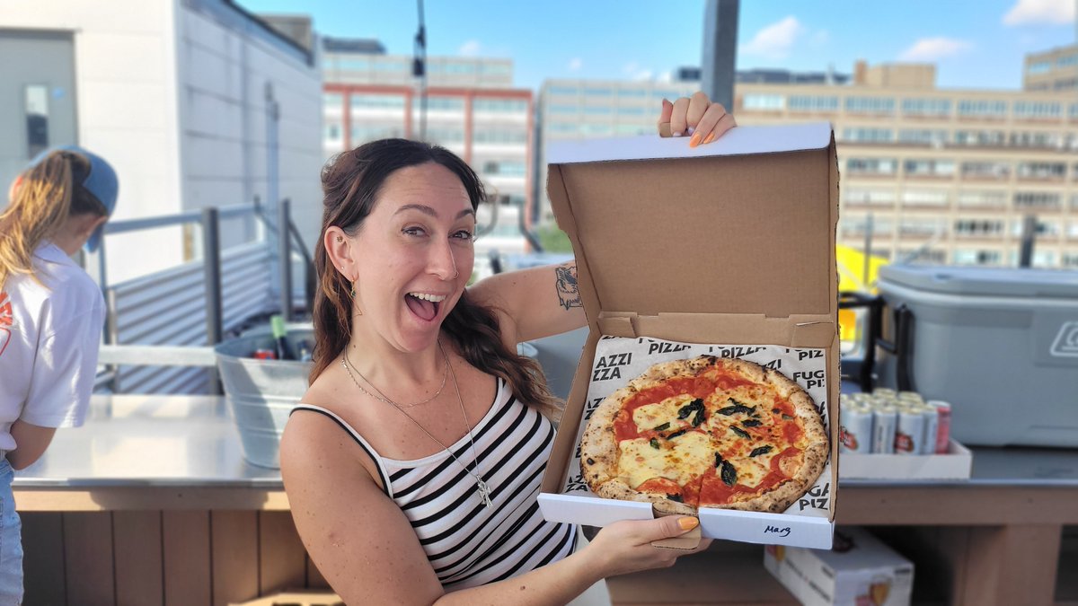 UbisoftMTL's tweet image. Pizza and drinks – 🍕🍹the best way to celebrate our colleagues who are marking their first year with us! Happy Ubiversary, friends! #LifeatUbisoft

Des drinks et de la pizza! 🍕🍹- Rien de mieux pour célébrer nos collègues qui fêtent leur première année avec nous ! Joyeux