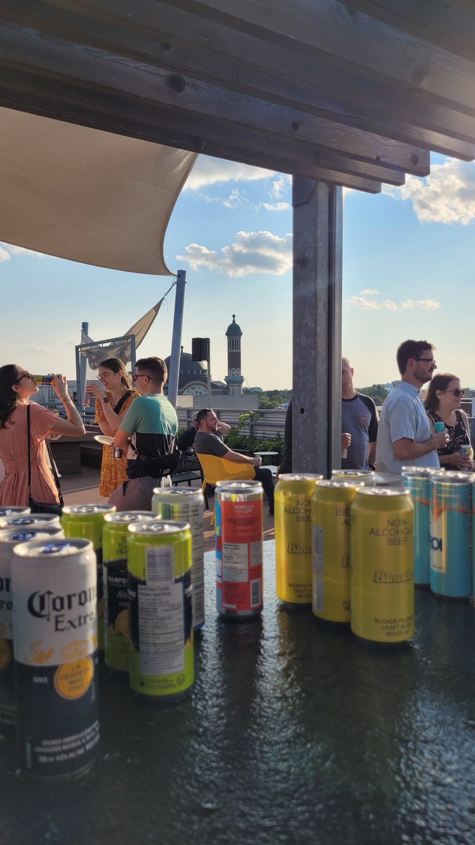 UbisoftMTL's tweet image. Pizza and drinks – 🍕🍹the best way to celebrate our colleagues who are marking their first year with us! Happy Ubiversary, friends! #LifeatUbisoft

Des drinks et de la pizza! 🍕🍹- Rien de mieux pour célébrer nos collègues qui fêtent leur première année avec nous ! Joyeux