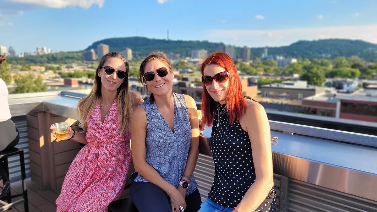 UbisoftMTL's tweet image. Pizza and drinks – 🍕🍹the best way to celebrate our colleagues who are marking their first year with us! Happy Ubiversary, friends! #LifeatUbisoft

Des drinks et de la pizza! 🍕🍹- Rien de mieux pour célébrer nos collègues qui fêtent leur première année avec nous ! Joyeux