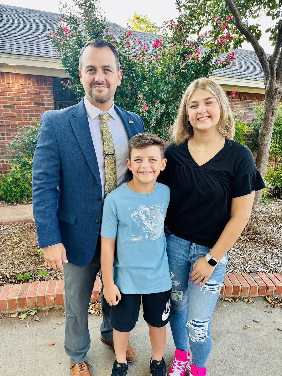bridgestyler's tweet photo. #okfirstday for the Bridges family! Starting at two new school sites this year. #cpsreds #BuildingChampions
Cohen 5th Grade
Kinsley Freshman
Mandi Bridges Nance ES Counselor
This is my 20th year this year! #OklaEd https://t.co/HzO2TroPT4