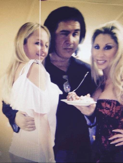 Thursday Throwback while filming with Gene Simmons on the set of Family Jewels! https://t.co/ST3nNOd