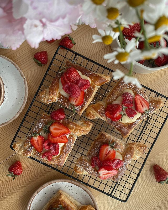 prettiestavenue's tweet photo. custard and berries 🍓💗 https://t.co/R9fqMKu7IA