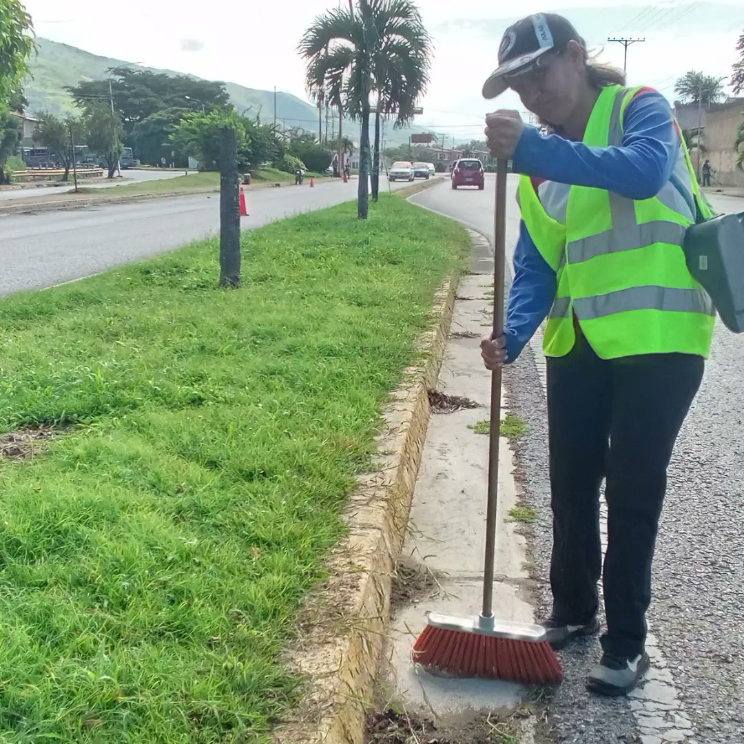 Instit12Febrero's tweet photo. #10Ago📢 #AlMomento Gracias a la gestión de nuestro Alcalde @juancarlospsuv, seguimos trabajando para el pueblo de Ribas, Está vez nos encontramos en la Av. Universidad ejerciendo labores de desmalezado.
#RibasVuelveASonreir #GobernamosParaServir https://t.co/WBXouu3Qdi