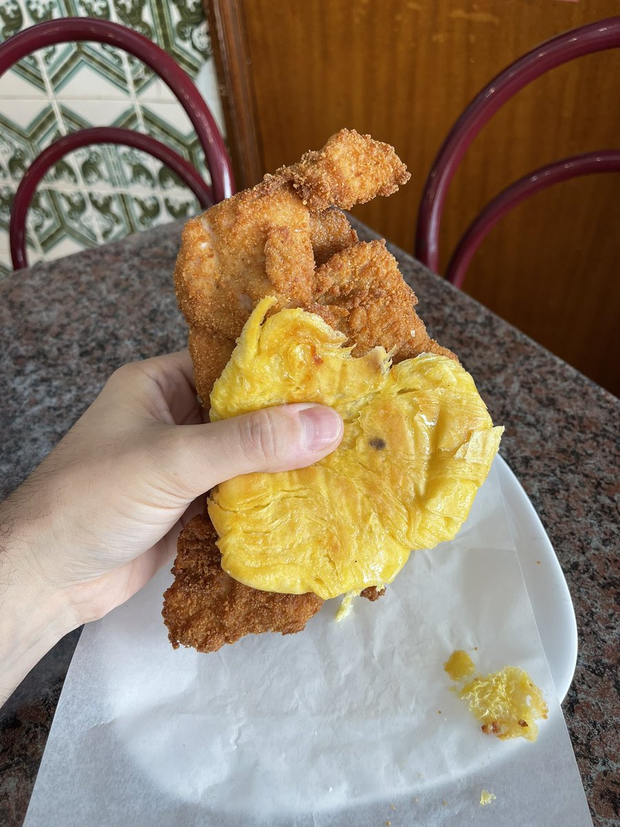 Review do croissant com panado da Confeitaria Bom Gosto (3.90€)

Panados bem temperados com exterior crocante. Croissant fofo mas forte o suficiente para aguentar com os panados. Bom contraste de sabor entre o salgado e o doce.

9/10 mamava outra vez este matulão