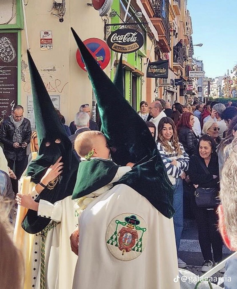 Yo a mis hijos pienso criarlos así.

#SSantaSevilla23
