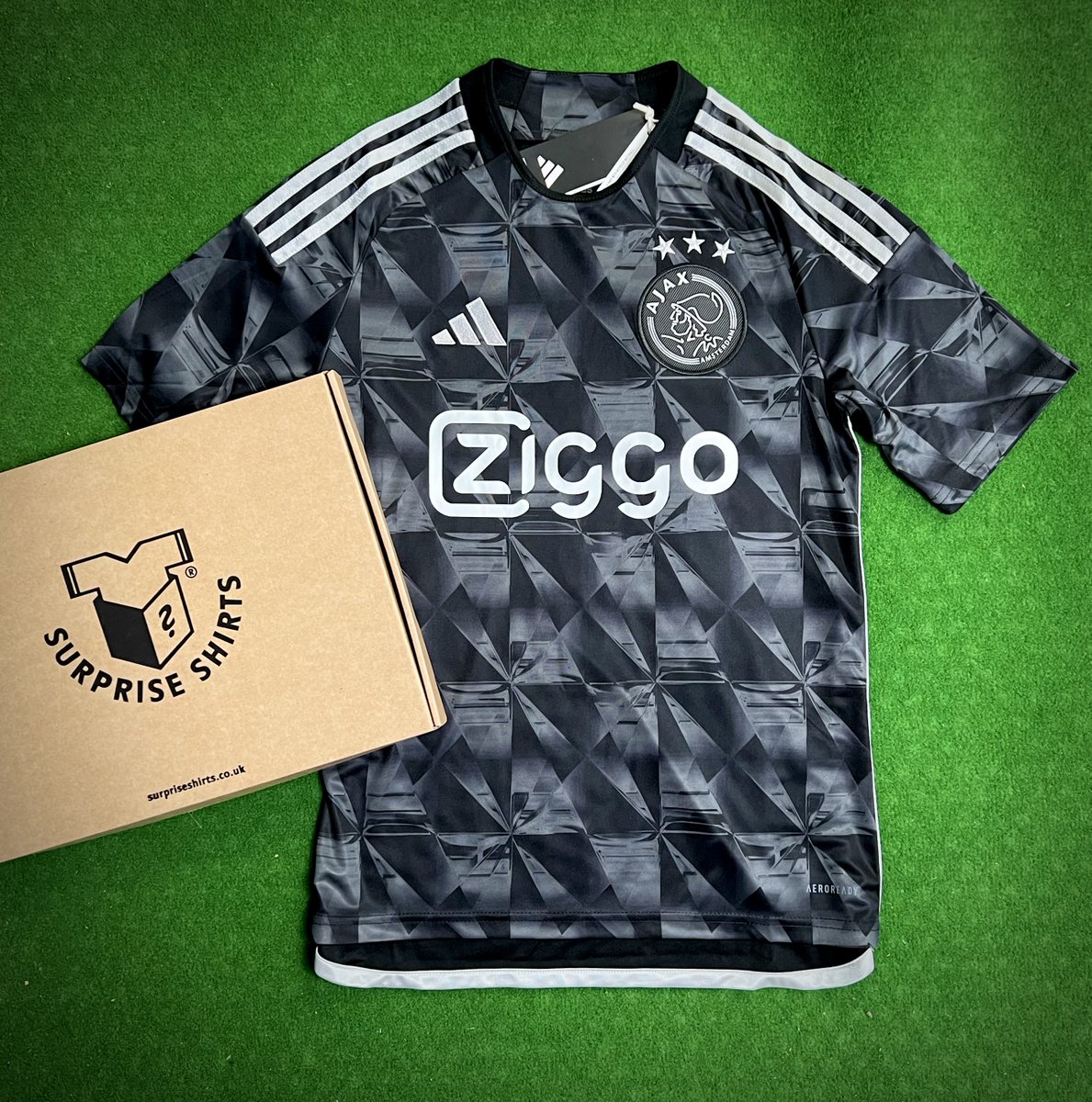 SurpriseShirts's tweet photo. If this tweet gets 250 likes, we'll giveaway the Ajax 23/24 3rd shirt again, tomorrow. 🖤🇳🇱

@TheEuropeanLad 😉 https://t.co/qiDF29v0bd