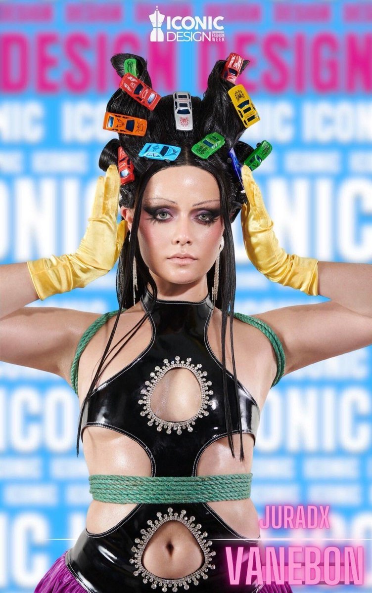 Presentamos una de Nuestrxs Juradxs #Vanebon.
Una diseñadores empoderada que ha sido icono de la moda en México por vestir a <a href="/bjork/">björk</a>, <a href="/dannapaola/">nini 🎀</a>,  <a href="/rosalia/">R O S A L Í A</a> entre grandes artistas.
#moda #fashion #Tendencias #powerfem #iconic #designers