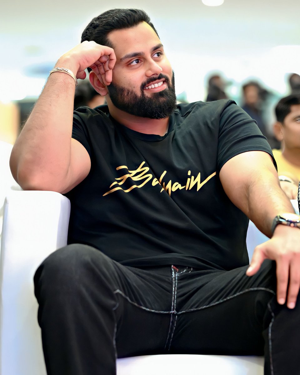 AbishekTrend's tweet photo. ಯಜಮಾನ್ರು

#BADMANNERSCOMINGSOON 🔜

#youngrebelstar #abishekambareesh #avivaabishek #avivabidapa #youngrebelstarabishekambareesh#abishekambareeshfans #ABIBOSS𓃵 https://t.co/lXdxWXOG1O