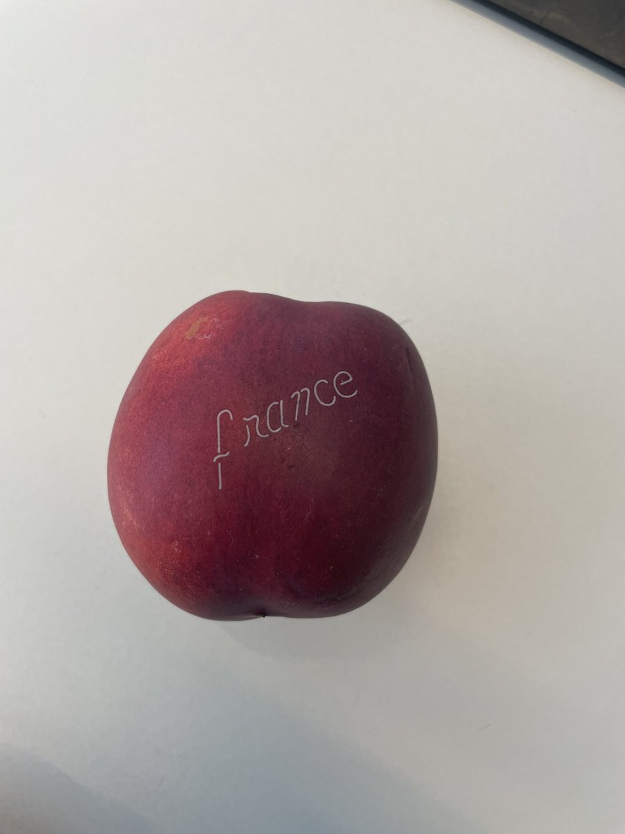 NEngelschion's tweet photo. Her skal det ikke være noen tvil om hvor frukten kommer fra! Noe for norske produsenter å tenke på? ⁦@landbrukogmat⁩ https://t.co/muzJzxHLjk