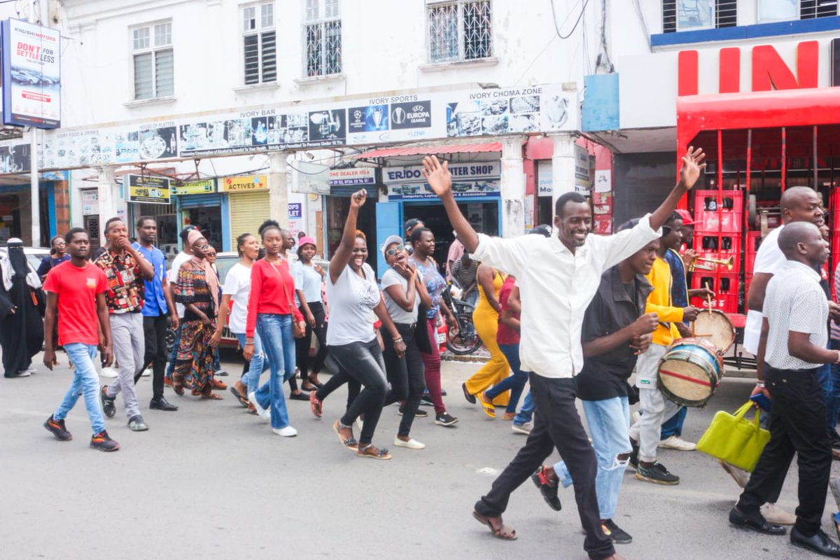 AjendaKenya's tweet photo. With support from Siasa Place we conducted a procession to celebrate International youth week from Mapembeni to treasury Square to submit our petition for promotion of green jobs  to the office of the governor and the CECM department of water, natural resources and climate. https://t.co/5IspEX7nCx
