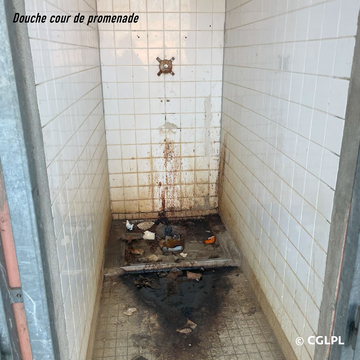 OIP_sectionfr's tweet photo. 📣L'OIP &amp; l'@AssociationA3D saisissent la #justice pour suspendre les incarcérations à la #Prison de Perpignan. 
Le juge des référés devra se prononcer ce 16/08 sur 35 demandes d'injonction pour que cesse la violation des #DroitsFondamentaux des détenus
👉https://t.co/5BiL57EjRH https://t.co/GjtOmxstUh