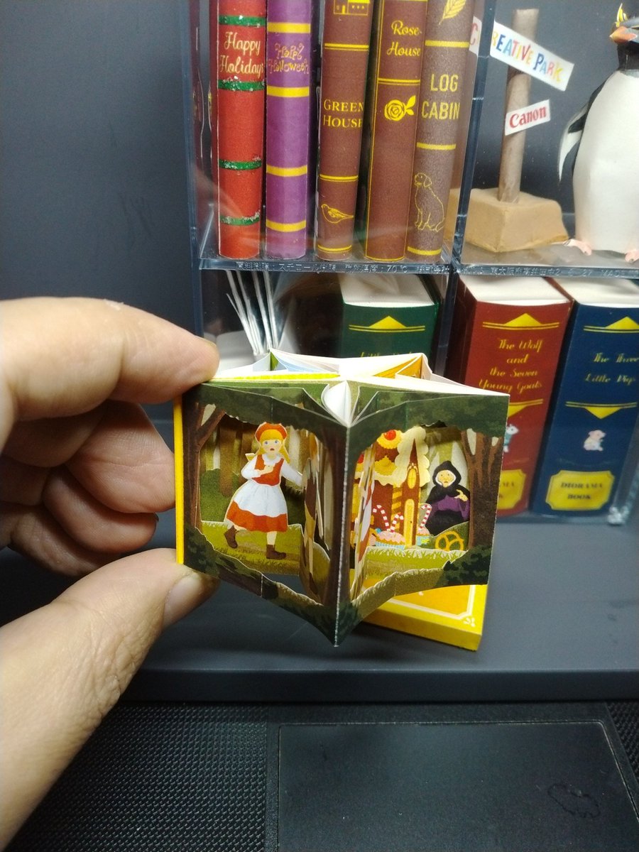 galboM's tweet photo. 豆本（童話 / ヘンゼルとグレーテル）
いつもの癖でA4⇨A5縮小で作成
サイズ揃えたいのでもう一回作る
#ペーパークラフト
#Canon #CreativePark
#おもちゃ
#ミニチュア #ポップアップ #豆本 #童話 #魔女 https://t.co/PwpvB80GWT https://t.co/vZNyJp8xPu