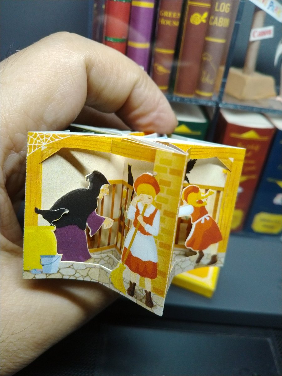galboM's tweet photo. 豆本（童話 / ヘンゼルとグレーテル）
いつもの癖でA4⇨A5縮小で作成
サイズ揃えたいのでもう一回作る
#ペーパークラフト
#Canon #CreativePark
#おもちゃ
#ミニチュア #ポップアップ #豆本 #童話 #魔女 https://t.co/PwpvB80GWT https://t.co/vZNyJp8xPu