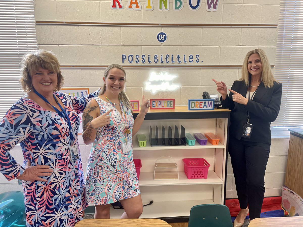 So excited to see our first year teachers hired at our March job fair at Warefield Elementary! Happy Warriors. 

Mr. Stiekman 5 th grade
Ms. Starcher 1 st grade
Ms. Vitello 2 st grade

@tttgator @MCSDFlorida @CareersMcsd 

#MCSDBettertogether