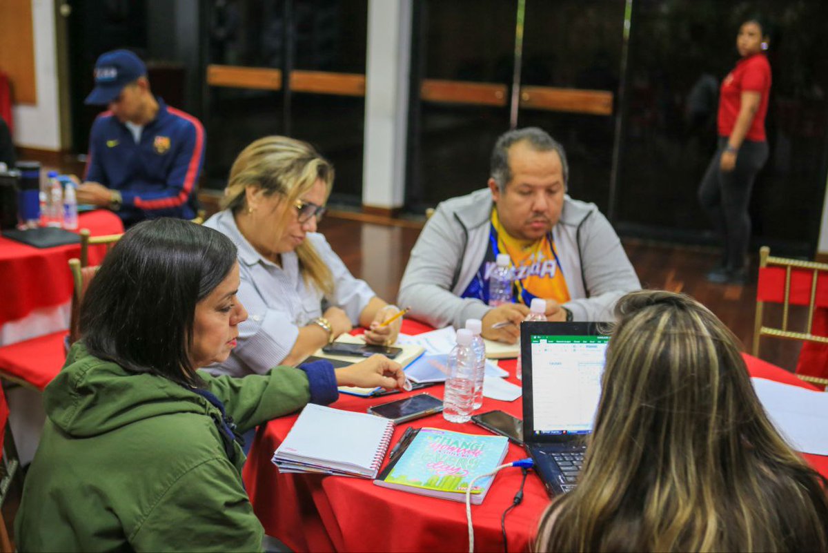 Banavihaldia's tweet photo. #BanavihInforma||#09DeAgost, Los máximos responsables de la GMVV participaron en el #TallerdePlanificación, con la finalidad de desarrollar sus competencias de organización, de diseño y ajuste de metas en función del logro de los objetivos de la cartera de Hábitat y Vivienda. https://t.co/0JRmwa1l8s