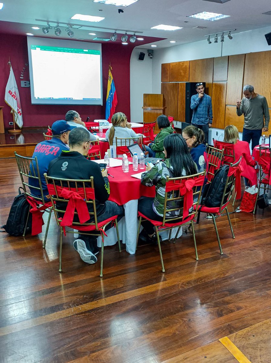 Banavihaldia's tweet photo. #BanavihInforma||#09DeAgost, Los máximos responsables de la GMVV participaron en el #TallerdePlanificación, con la finalidad de desarrollar sus competencias de organización, de diseño y ajuste de metas en función del logro de los objetivos de la cartera de Hábitat y Vivienda. https://t.co/0JRmwa1l8s