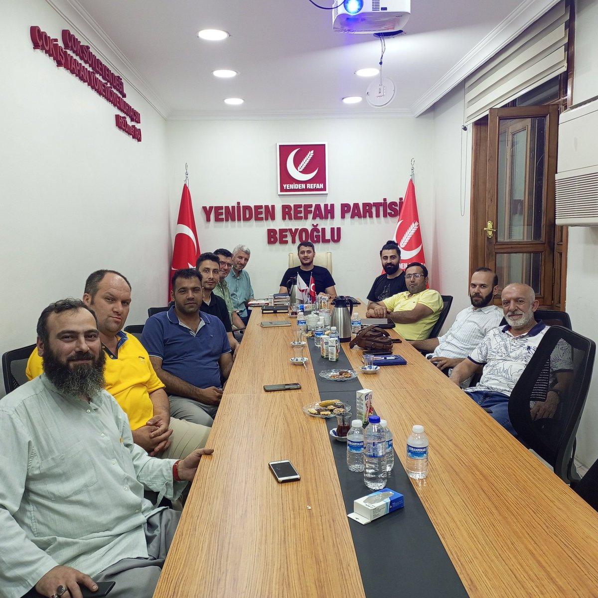 rpbeyoglu's tweet photo. Haftalık İcra Toplantımızı Teşkilat Bşk. Sn. @furkan_koyuncu_ riyasetinde, İl Sorumlumuz Sn. @EnsarOyuncu Bey'in katılımlarıyla gerçekleştirdik. Yaklaşan yerel seçimlerle ilgili hazırladığımız sunum üzerinde incelemeler yaptık.
#Türkiye #FatihErbakan #YenidenRefahPartisi https://t.co/9FPur2T3j9