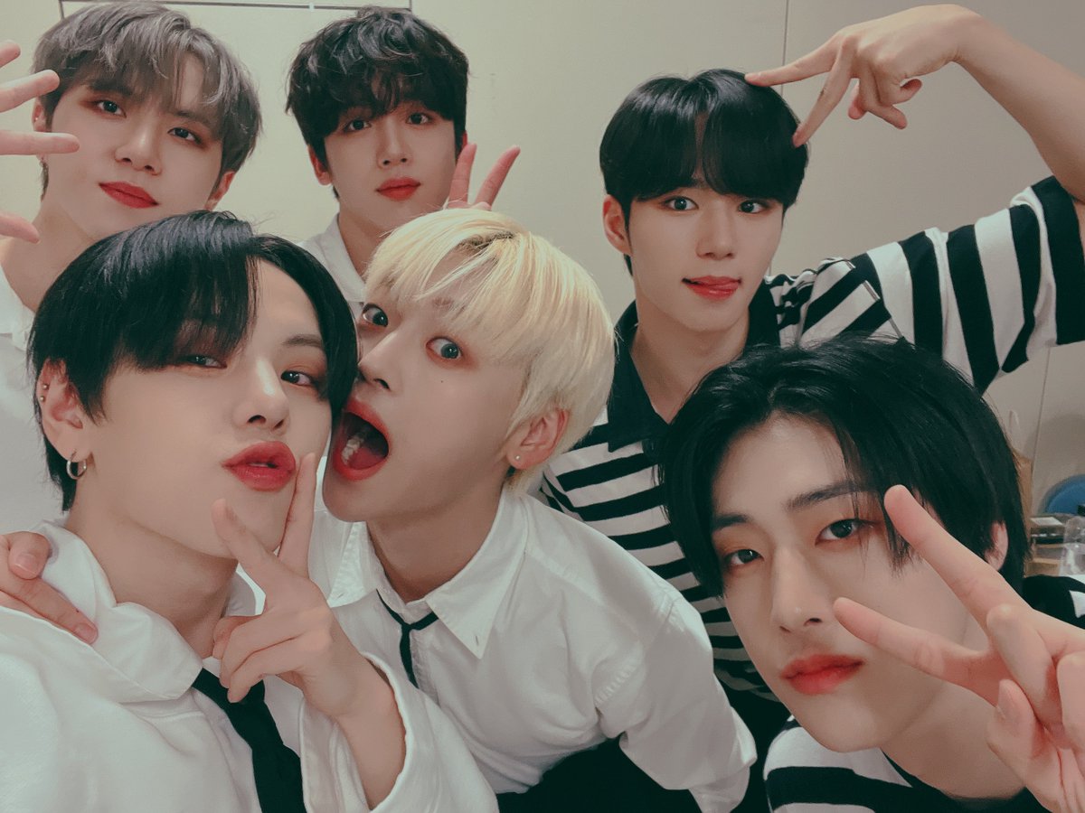 WEi_Official_JP's tweet photo. ショッピングモールを埋め尽くしたRUiの応援法にWEiのテンションは高く上がりました⭐️ 
愛をいっぱい送ってくれたRUiのおかげでWEiは幸せ充電完了🔋

#위아이 #WEi #ウィーアイ https://t.co/0yuM1ubmBq