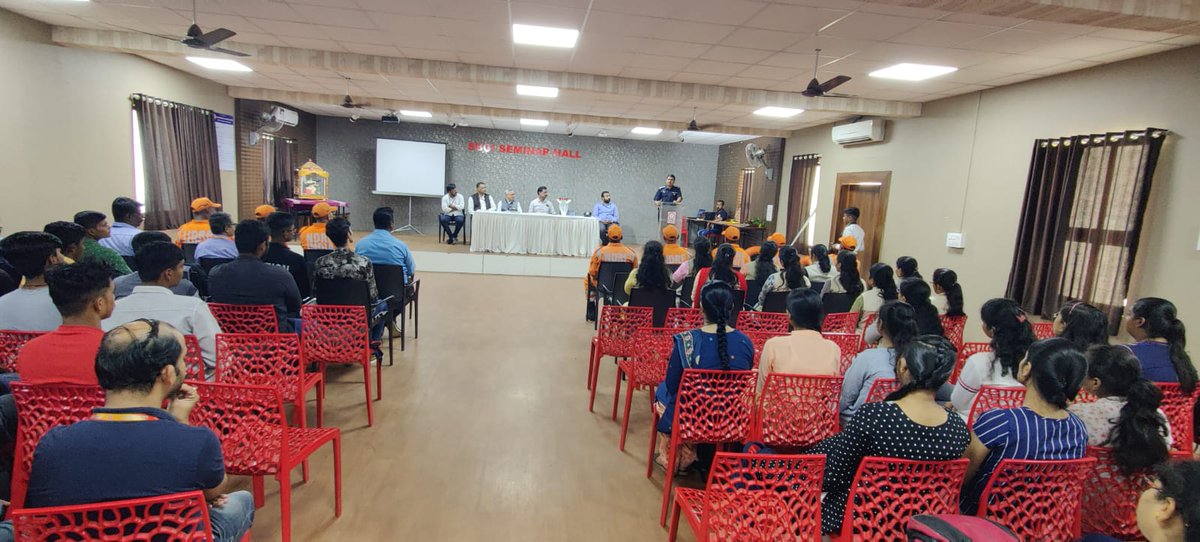 05NDRF's tweet photo. "NDRF Team 5O raises disaster awareness at Sanjay Bhokare College, Sangli. Empowering the community for safer tomorrows! 🌍🚨 #DMAwareness"
@ANI 
@sdmamaharashtra
@ndmaindia 
@NDRFHq 
@PIBMumbai https://t.co/A9D5ACuBst