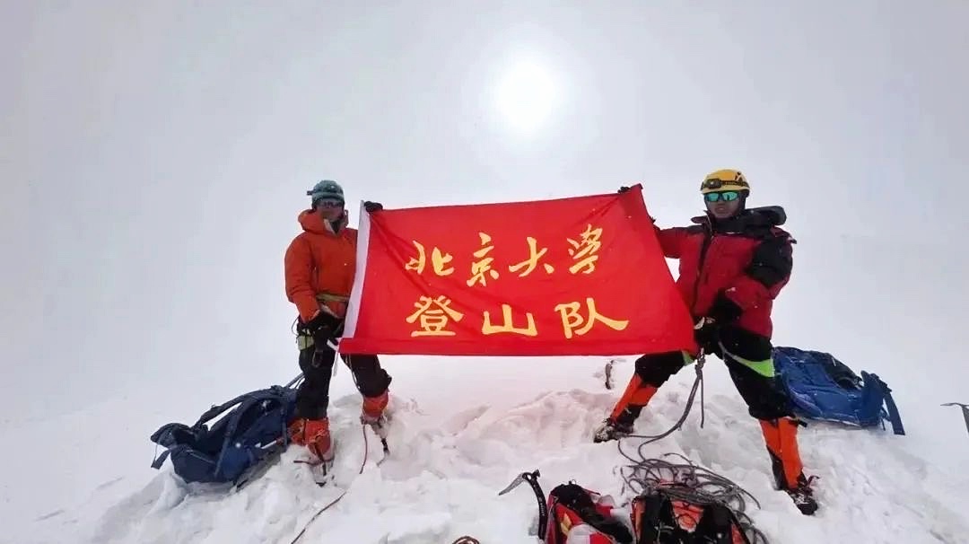 PKU1898's tweet photo. On July 29, two team members and two coaches of the #Mountaineering Association of Peking University (#MAPKU) reached the top of Saliyi'aqi Peak, also known as Peak 5 of Kongur Tagh, with a measured altitude of 6,222 meters.🎉🥳 #Pekingers https://t.co/2c5ScYZm4v