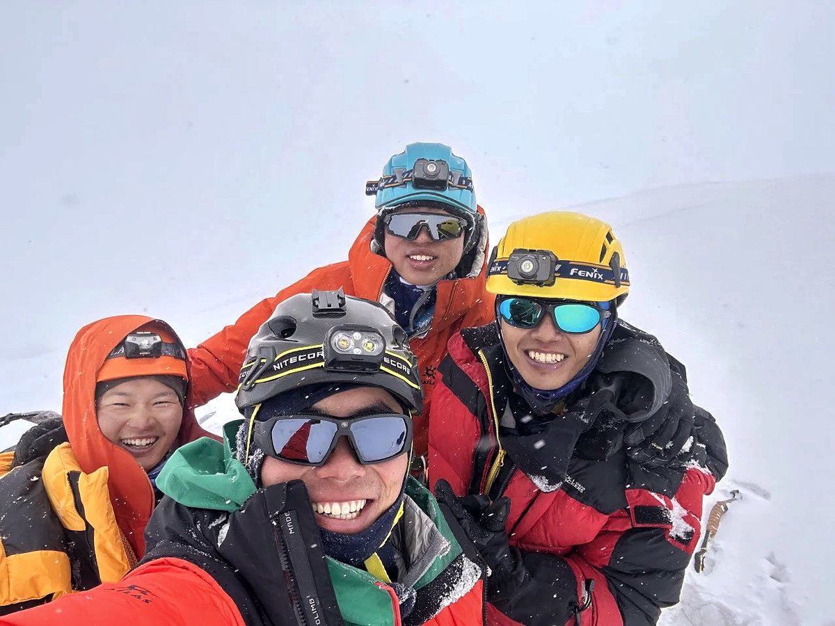 PKU1898's tweet photo. On July 29, two team members and two coaches of the #Mountaineering Association of Peking University (#MAPKU) reached the top of Saliyi'aqi Peak, also known as Peak 5 of Kongur Tagh, with a measured altitude of 6,222 meters.🎉🥳 #Pekingers https://t.co/2c5ScYZm4v