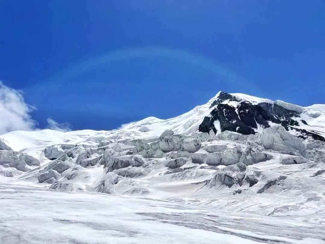 PKU1898's tweet photo. On July 29, two team members and two coaches of the #Mountaineering Association of Peking University (#MAPKU) reached the top of Saliyi'aqi Peak, also known as Peak 5 of Kongur Tagh, with a measured altitude of 6,222 meters.🎉🥳 #Pekingers https://t.co/2c5ScYZm4v
