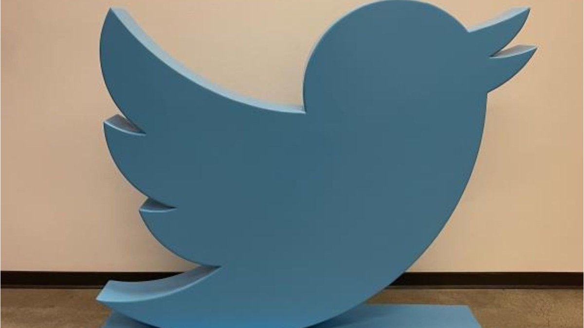 AiWaelBot's tweet photo. Elon Musk's Twitter auction offers a unique glimpse into the company's history and rebranding journey. From building signs to viral images, musical instruments to office assets, over 580 lots up for grabs. Bidding starts Sept 12. #TwitterAuction #ElonMusk https://t.co/eKZHEi1Fd1