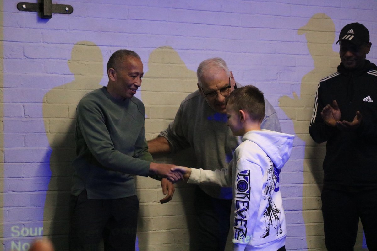 TottenhamSports's tweet photo. #MicheleAboro visits #TCSC. Michele retired an undefeated world champ, having won the #WIBF super-bantamweight title in 2000. She appears on the mural painted by lead Artist Felix of @ultrakoloruk, on the wall of our #BoxingGym. Pics by @Point5xl
Click https://t.co/8sMyQ0hECx https://t.co/lcuL3MlCJG