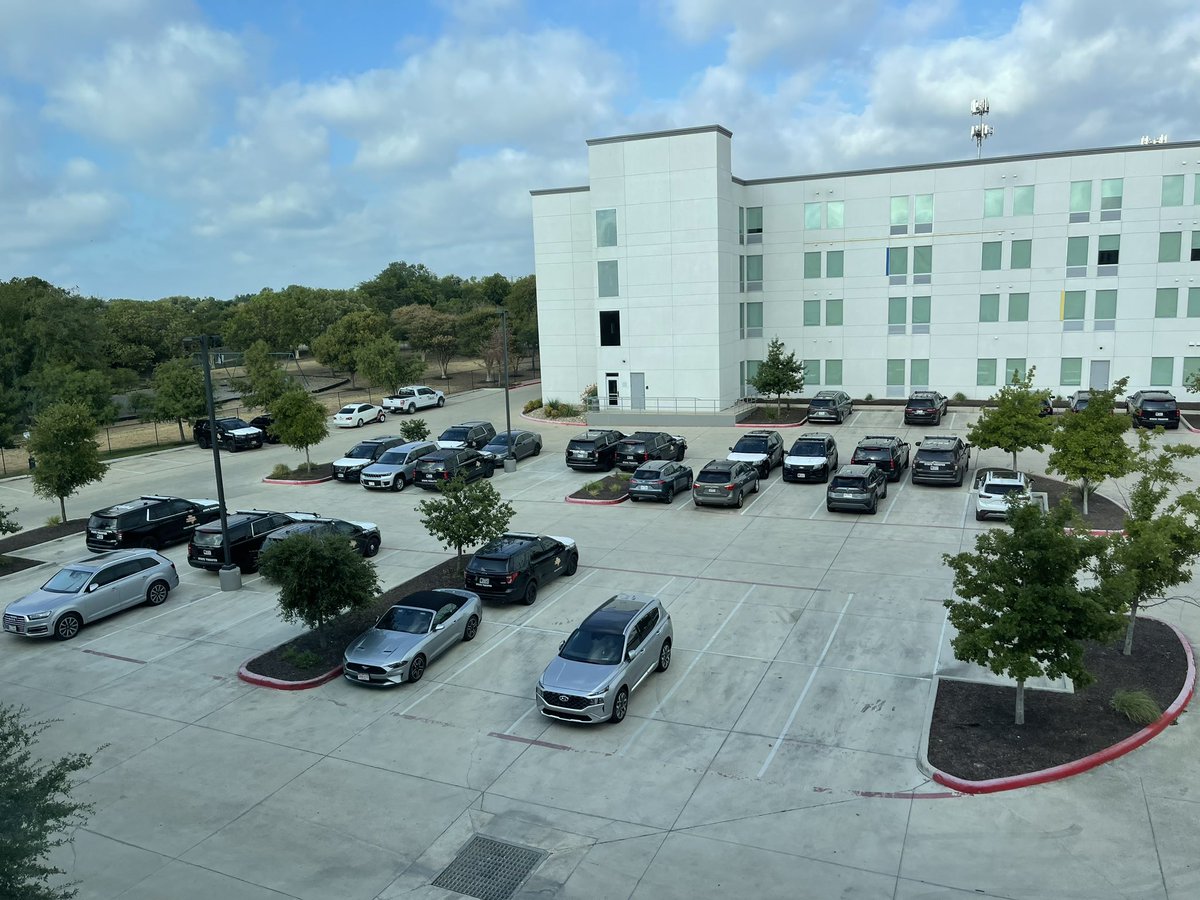 busccando's tweet photo. @HarrisonHSmith check out all the Texas state patrol and dps staying in a hotel in round rock https://t.co/Sy1p6tWN2Q