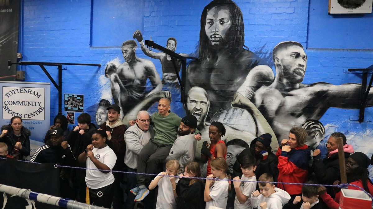 TottenhamSports's tweet photo. #MicheleAboro visits #TCSC. Michele retired an undefeated world champ, having won the #WIBF super-bantamweight title in 2000. She appears on the mural painted by lead Artist Felix of @ultrakoloruk, on the wall of our #BoxingGym. Pics by @Point5xl
Click https://t.co/8sMyQ0hECx https://t.co/lcuL3MlCJG