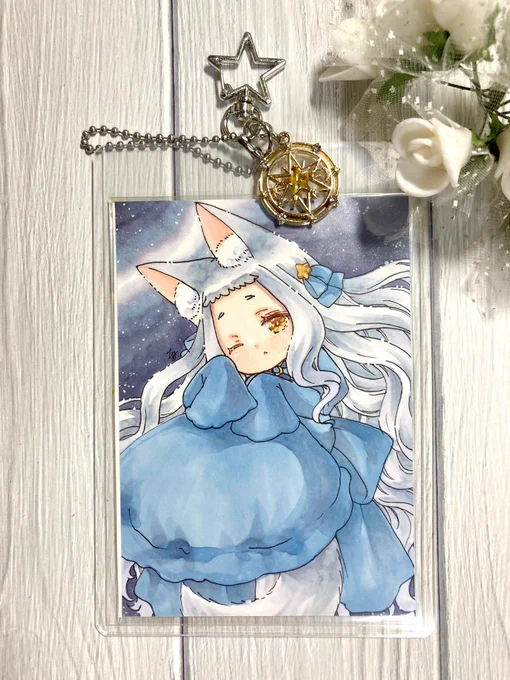 #うちの子大図鑑展 ミニ原画です うちの子4人それぞれイメージモチーフのチャームと、イラストの裏にアルコールインクアートを入れてます どんなインクアートかは現地で裏返して見てみてください