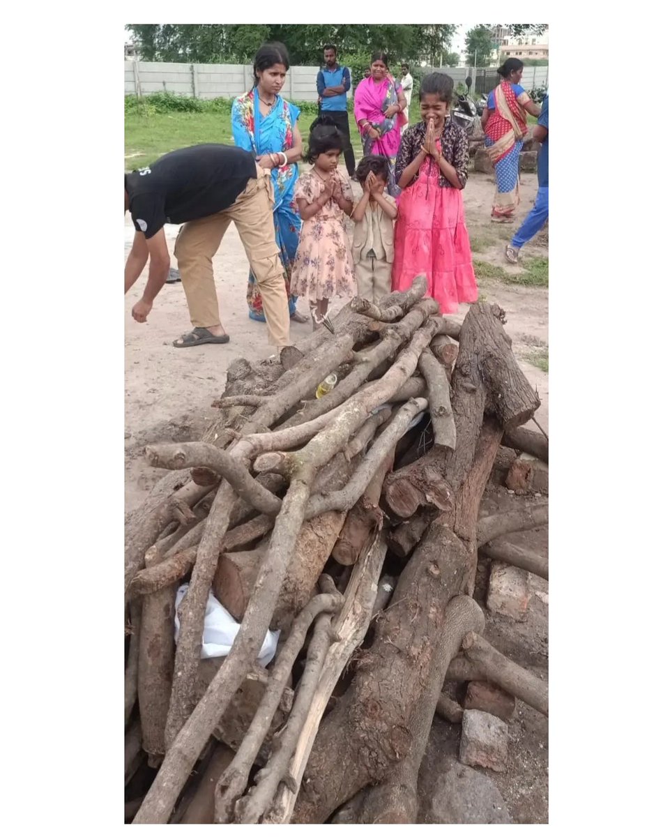 MDR_Foundation's tweet photo. ● బతుకుదెరువు కోసం వచ్చి రోడ్డు ప్రమాదంలో మృతి చెందిన వ్యక్తికి గత వారం అంత్యక్రియలు నిర్వహించిన పటాన్చెరు యువకులు.ఆర్థిక సహకారం అందించిన #MDRఫౌండేషన్ చైర్మన్   @MDR_BRS గారు. https://t.co/HXJYqfVegH