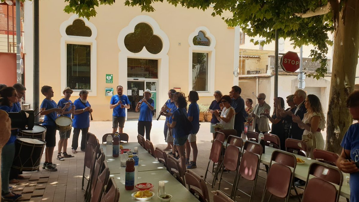 stllhortons's tweet photo. 🍸 I els Balls dels Entremesos del @terrazel han donat pas al vermut popular de Festa Major.
👏 La plaça Marimon Llança s'ha omplert per a compartir un vermut ofert per l'Ajuntament de #stllhortons amb accés gratuït per a tots els veïns i veïnes.
#festamajorsllh2023 #SLLH https://t.co/RJFmxHLSfA