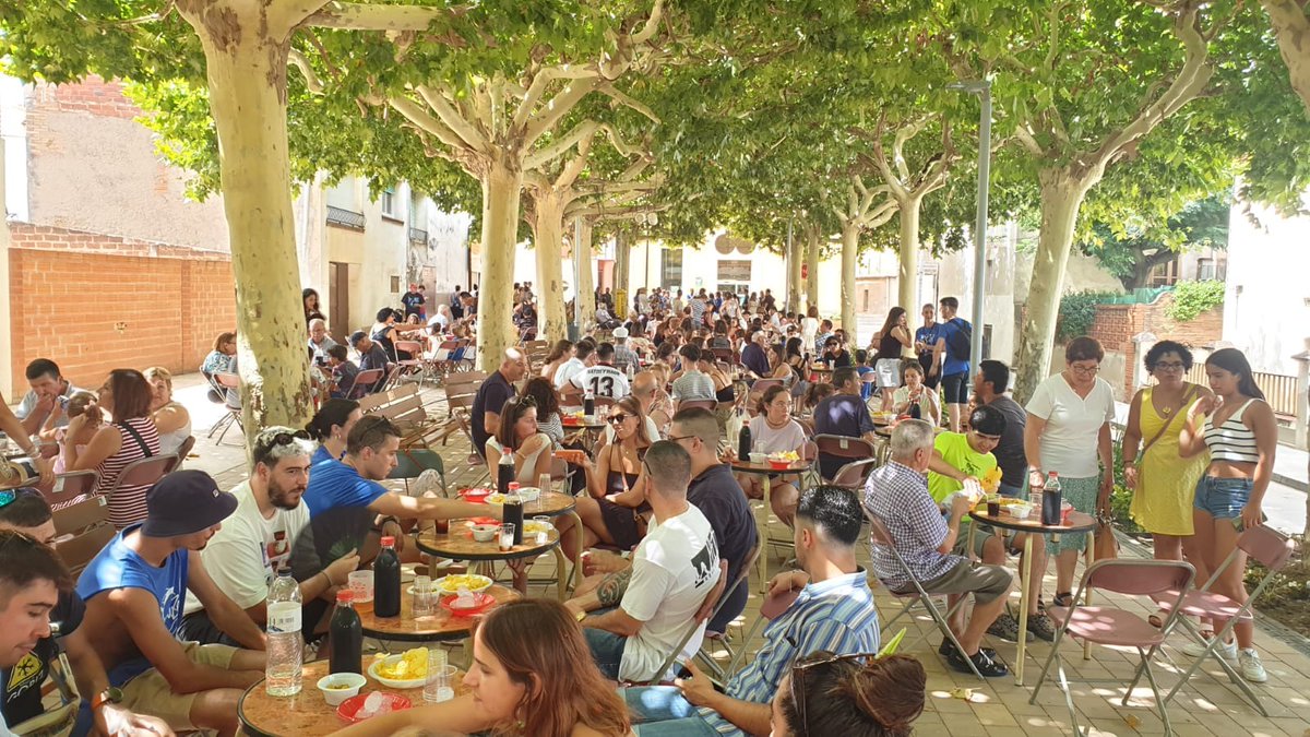stllhortons's tweet photo. 🍸 I els Balls dels Entremesos del @terrazel han donat pas al vermut popular de Festa Major.
👏 La plaça Marimon Llança s'ha omplert per a compartir un vermut ofert per l'Ajuntament de #stllhortons amb accés gratuït per a tots els veïns i veïnes.
#festamajorsllh2023 #SLLH https://t.co/RJFmxHLSfA