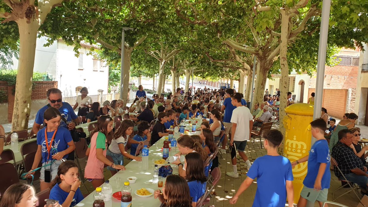 stllhortons's tweet photo. 🍸 I els Balls dels Entremesos del @terrazel han donat pas al vermut popular de Festa Major.
👏 La plaça Marimon Llança s'ha omplert per a compartir un vermut ofert per l'Ajuntament de #stllhortons amb accés gratuït per a tots els veïns i veïnes.
#festamajorsllh2023 #SLLH https://t.co/RJFmxHLSfA