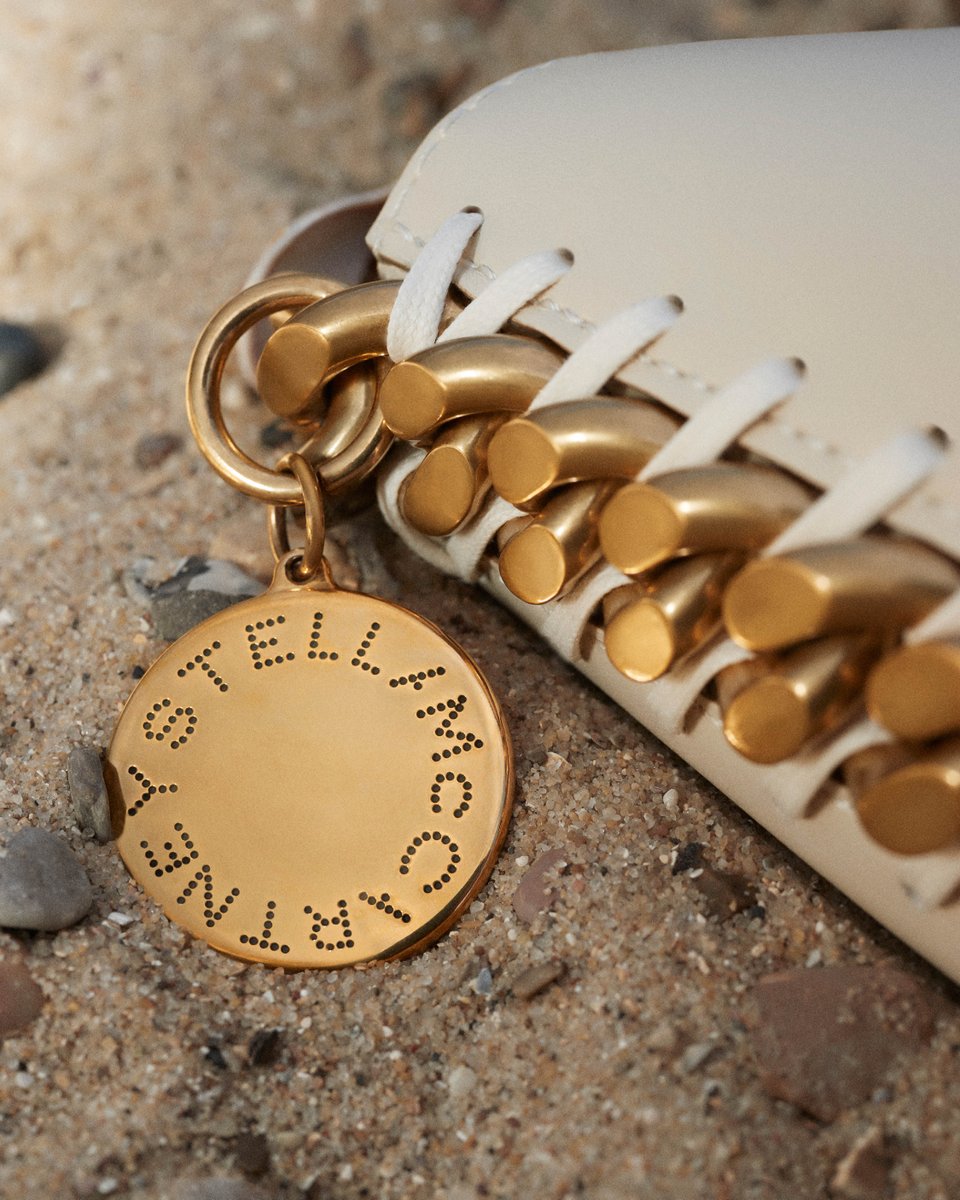 StellaMcCartney's tweet photo. SUMMER OF STELLA: The take-anywhere tote, handcrafted from a #vegan alternative to animal leather that is equally soft and strong.
Shop the #Frayme in-store and at https://t.co/KHxLwY0G0p.
#StellaMcCartney #StellaAutumn23 https://t.co/NoYHKwrPU2