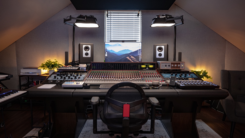 @andrewmastersmusic knows how to create the space!

.
.
.
.
#recordingstudio #producer #studiodesk #studiolife #masteringengineer #homestudio #gearslutz #studiofurniture #desk #diystudio #musicstudios #inthestudio #mixing #musicengineer