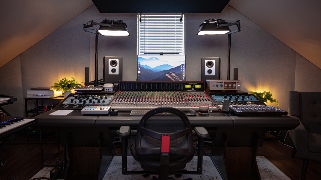 DangerfoxInc's tweet photo. @andrewmastersmusic knows how to create the space!

.
.
.
.
#recordingstudio #producer #studiodesk #studiolife #masteringengineer #homestudio #gearslutz #studiofurniture #desk #diystudio #musicstudios #inthestudio #mixing #musicengineer https://t.co/H9WpPK3Y2P
