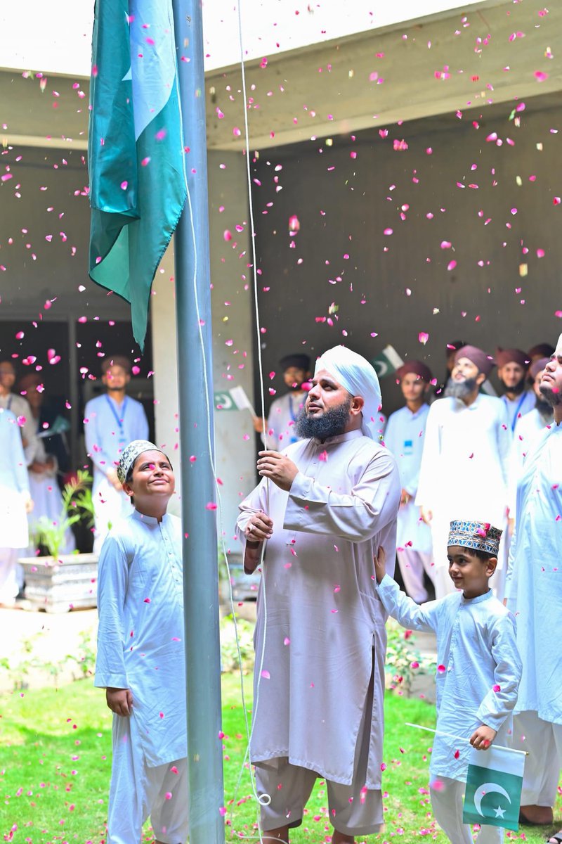 SDMC26's tweet photo. گکھر: تحریک اصلاح معاشرہ کے بانی پیر محمد اجمل قادری صاحب کی اپنے ادارہ پر پرچم کشائی کا منظر https://t.co/WFX1MH4gKL
