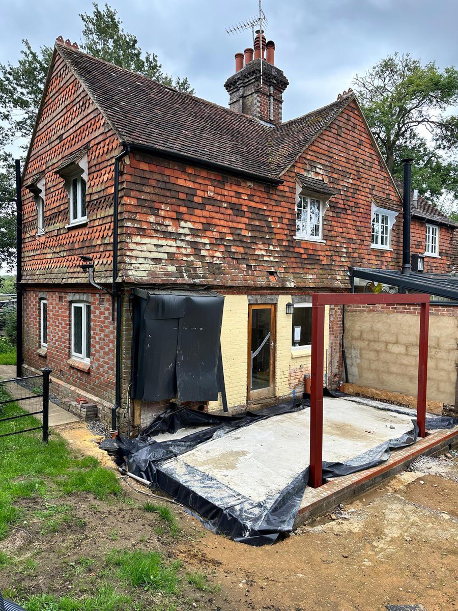 ME_Architects's tweet image. The Victorians certainly knew how to detail even the most simplest of country cottages! Check out this flemish bond brickwork with grey and special shaped bricks that meet the tile hanging. How stunning is this? 🤩