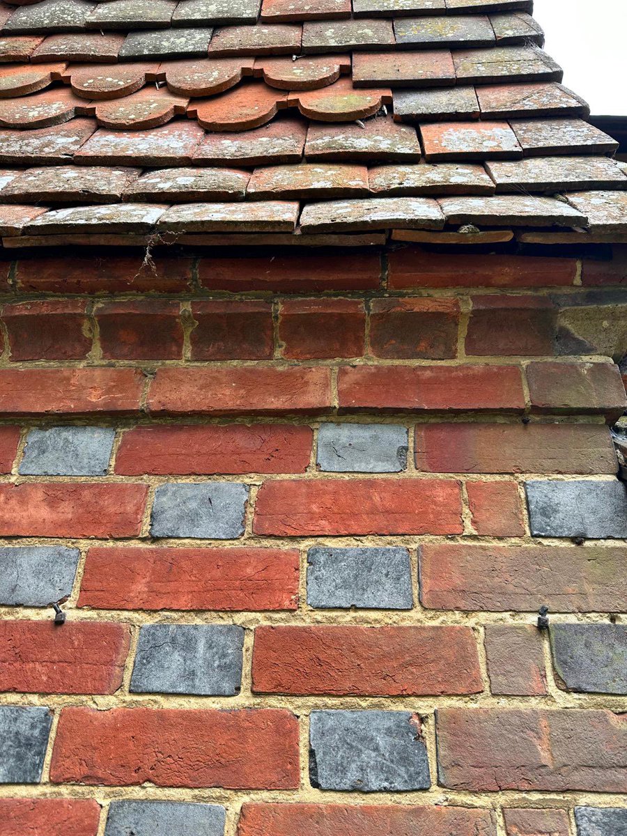 ME_Architects's tweet image. The Victorians certainly knew how to detail even the most simplest of country cottages! Check out this flemish bond brickwork with grey and special shaped bricks that meet the tile hanging. How stunning is this? 🤩