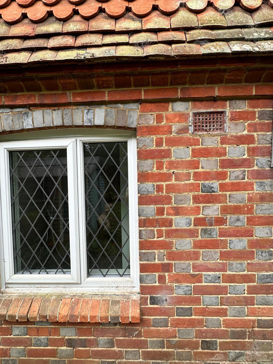 ME_Architects's tweet image. The Victorians certainly knew how to detail even the most simplest of country cottages! Check out this flemish bond brickwork with grey and special shaped bricks that meet the tile hanging. How stunning is this? 🤩