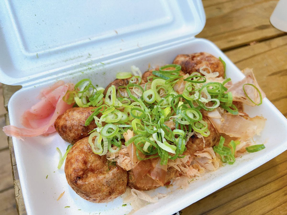 _pokosuke_'s tweet photo. どて焼き食べ過ぎてお腹空かないので、夕飯はたこ焼き〜🐙　
どちらもウマー！
甲賀流の「ブラックペッパーソルト＆マヨネーズ」がお気に入り😋いっぱい歩いて汗かいたからミネラル補給よ🌊✨

#大阪　#難波　#道頓堀　#たこ焼き　#あっちち本舗　#甲賀流　#アメリカ村　#関西 https://t.co/K05l1onCne